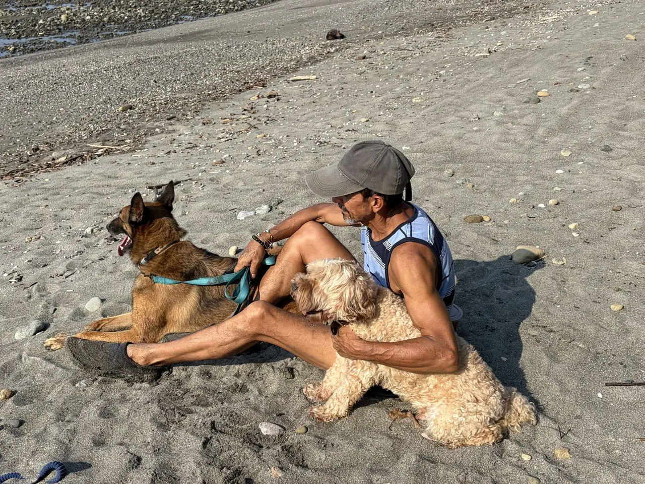 Germán junto a su perro en la playa