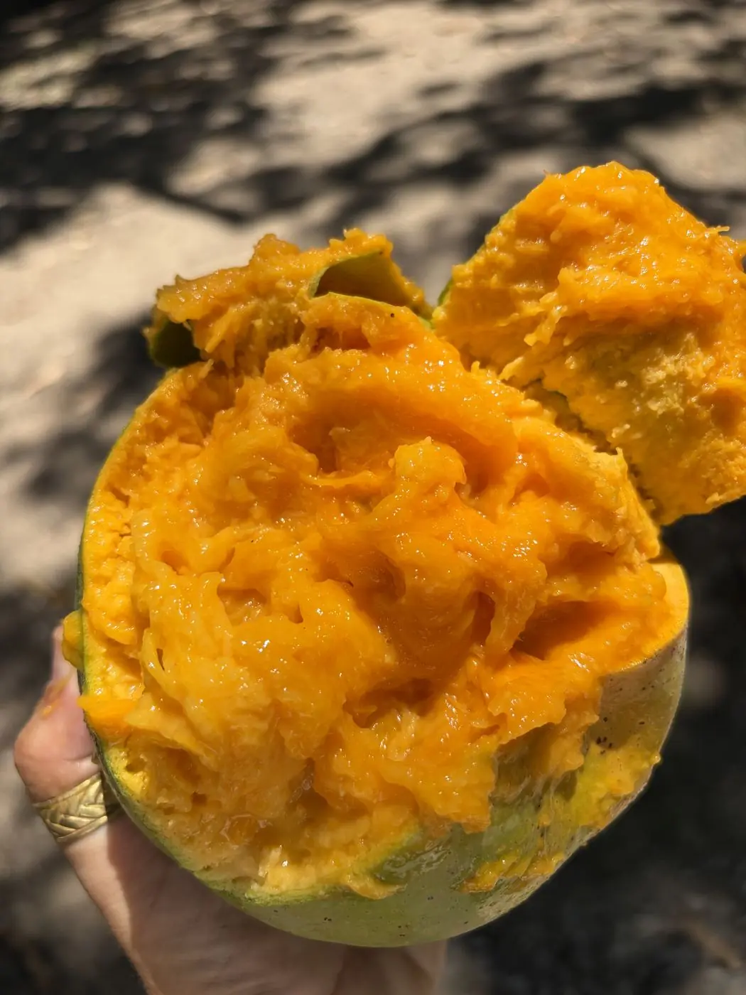 Mango fresco en rodajas